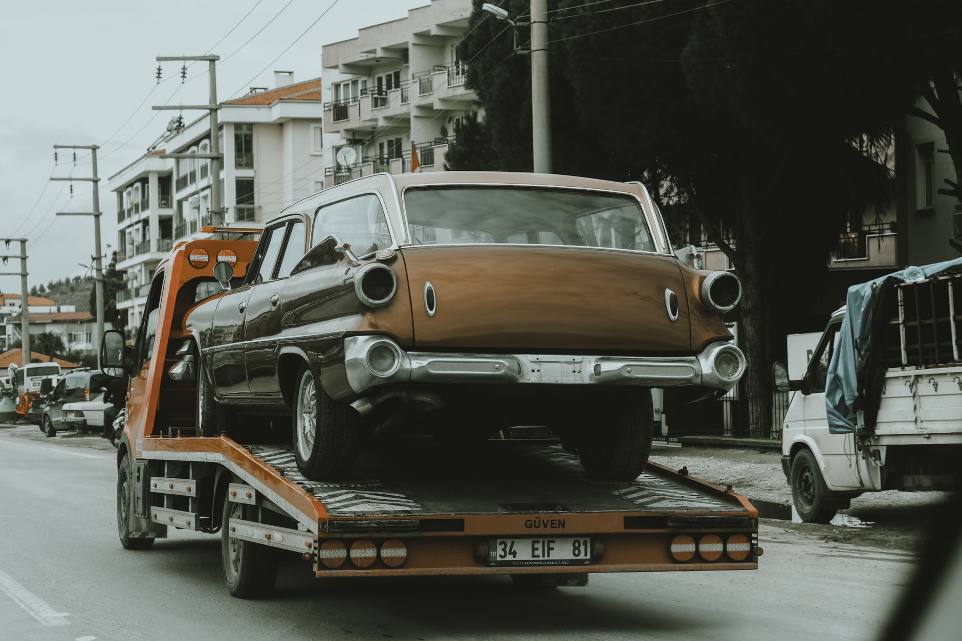 Voiture sur plateau de dépannage