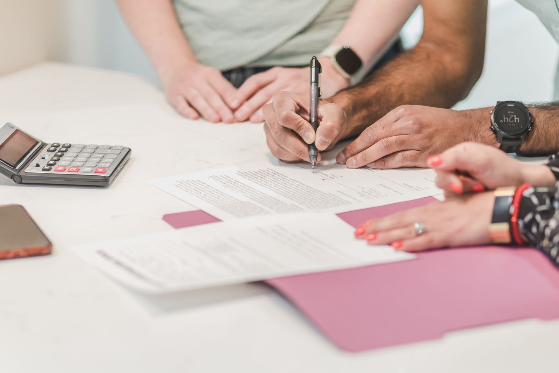 Documents et calculatrice posés sur un bureau