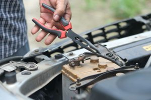 Contrôle de la batterie d'une voiture à la pince