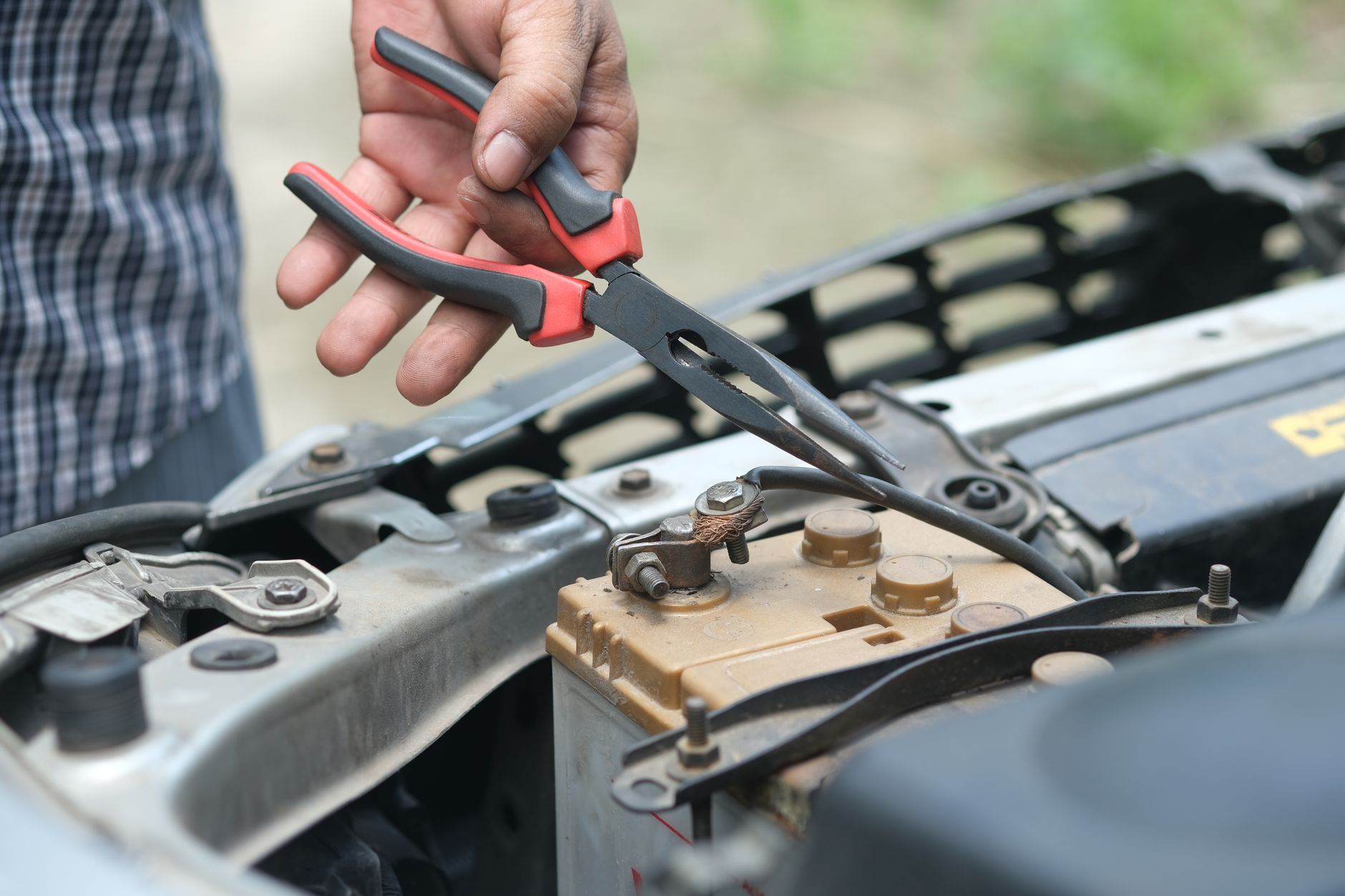 Contrôle de la batterie d'une voiture à la pince