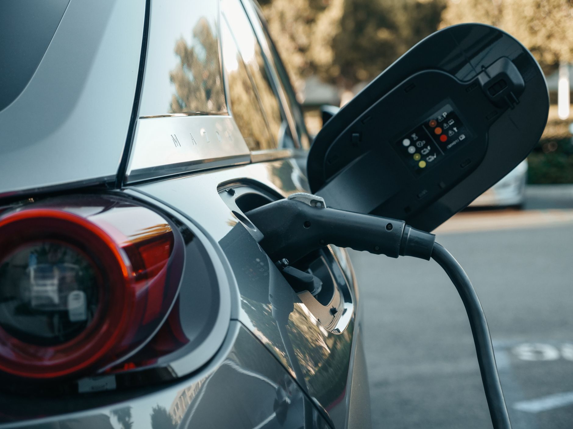 Voiture électrique branchée à une borne de recharge