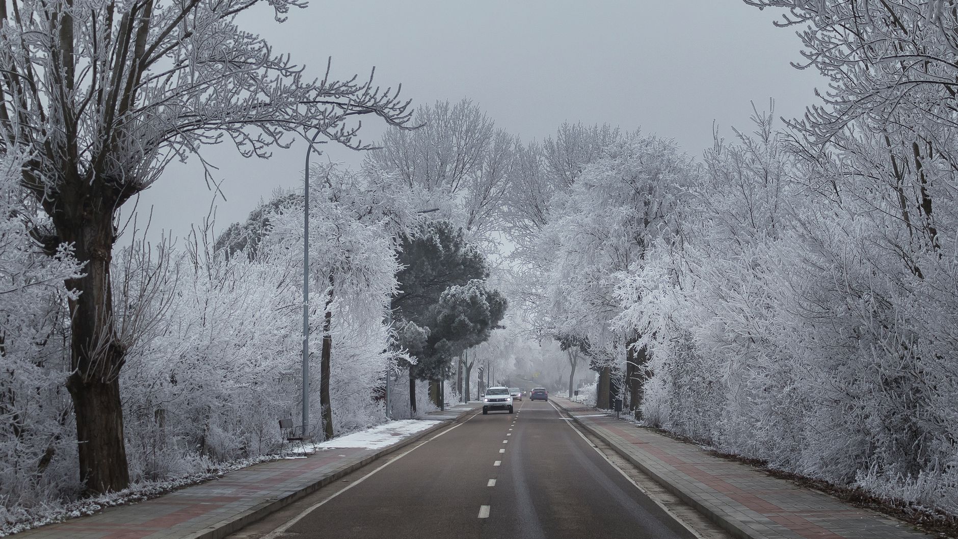 Voiture sur une route de campagne enneigée