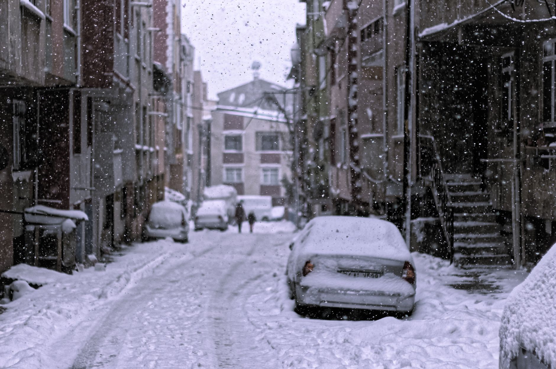 Voiture garée dans une rue enneigée