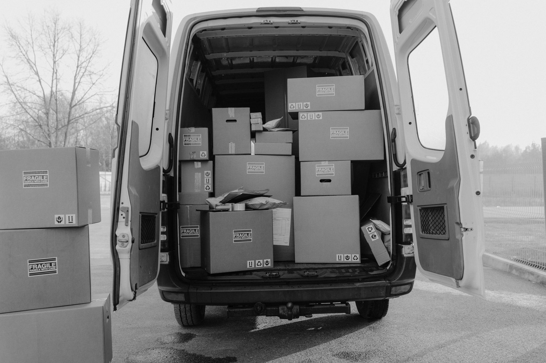 Utilitaire ouvert chargé de cartons