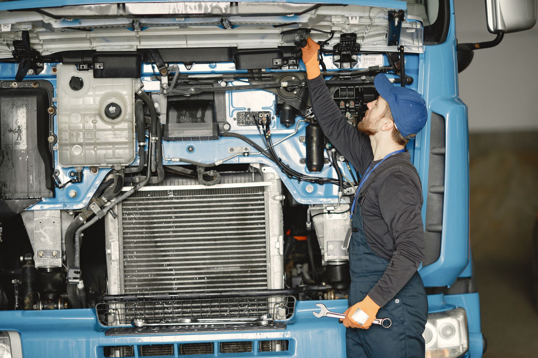 Mécanicien en train de vérifier un moteur diesel de camion