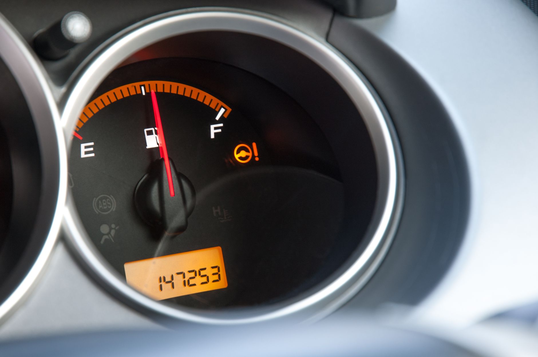 Jauge de carburant et compteur d'une voiture